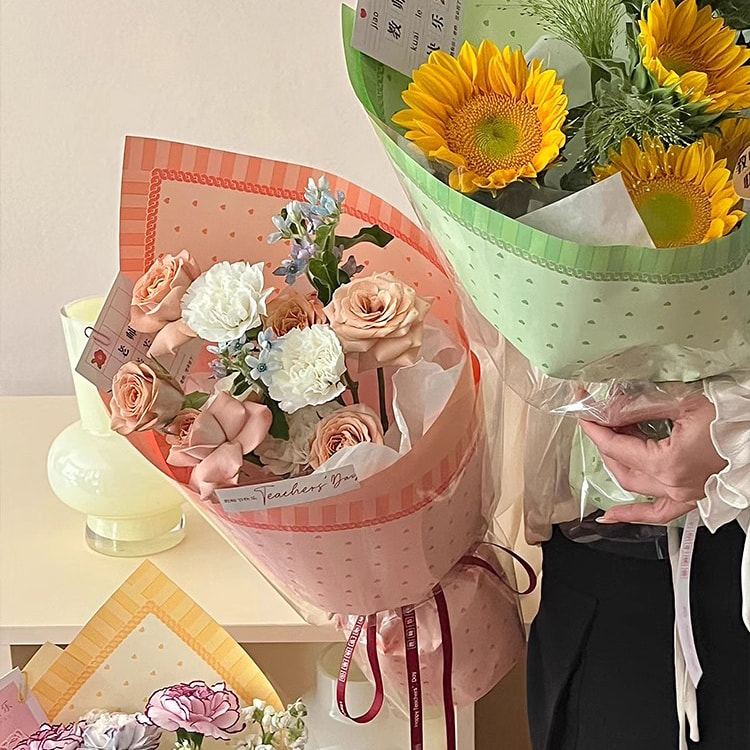 MYHC-65 Princess ruha élénk színű műanyag virágos csomagolófólia
